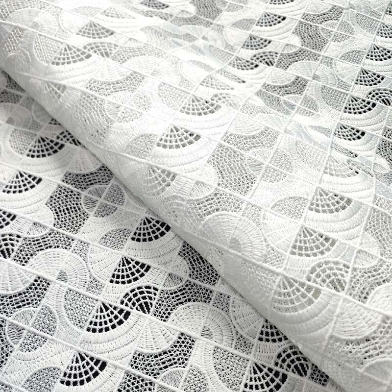 Elegant White Fan-Shaped Pattern Embroidery Guipure Lace Fabric XS1758